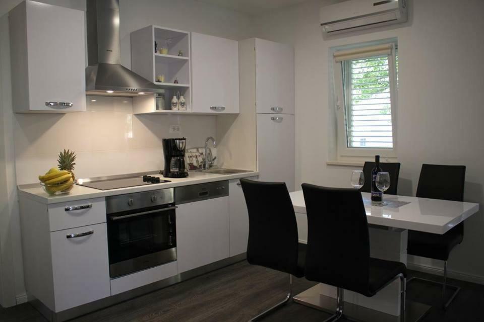 Apartments Holiday Baska Voda Luaran gambar